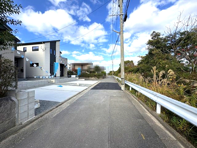 【その他】 | 福岡市東区美和台4丁目2期　1号棟（全2棟）【仲介手数料無料・0円】 | 現地写真。前面道路です。