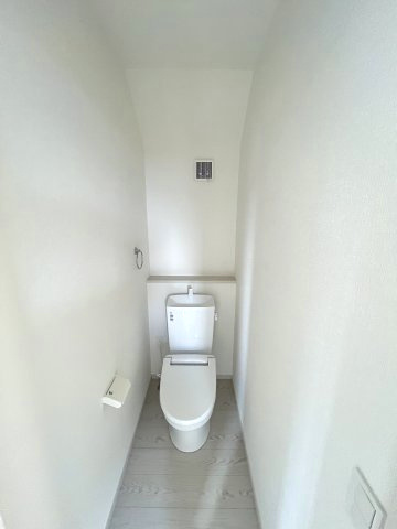 【トイレ】 | 福岡市東区美和台4丁目2期　1号棟（全2棟）【仲介手数料無料・0円】 | 現地写真。2階にもトイレです。