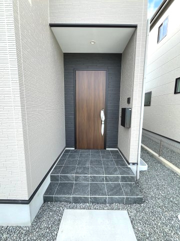 【玄関】 | 福岡市東区美和台4丁目2期　1号棟（全2棟）【仲介手数料無料・0円】 | 現地写真。