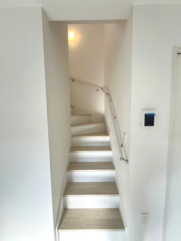 【内装】 | 福岡市東区美和台4丁目2期　1号棟（全2棟）【仲介手数料無料・0円】 | 現地写真。2階へ上がる階段です。手摺もついて安全ですね。