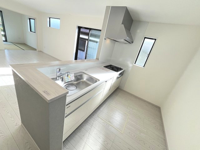 【キッチン】 | 福岡市東区美和台4丁目2期　1号棟（全2棟）【仲介手数料無料・0円】 | 現地写真。