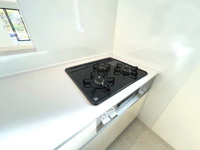 【キッチン】 | 福岡市東区美和台4丁目2期　1号棟（全2棟）【仲介手数料無料・0円】 | 現地写真。
