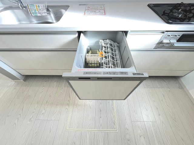 【キッチン】 | 福岡市東区美和台4丁目2期　1号棟（全2棟）【仲介手数料無料・0円】 | 現地写真。食洗器が付いてます。