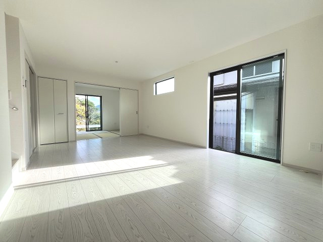 【居間・リビング】 | 福岡市東区美和台4丁目2期　1号棟（全2棟）【仲介手数料無料・0円】 | 現地写真。リビングです。