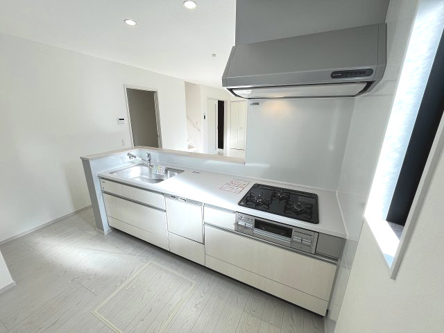 【キッチン】 | 福岡市東区美和台4丁目2期　1号棟（全2棟）【仲介手数料無料・0円】 | 現地写真。