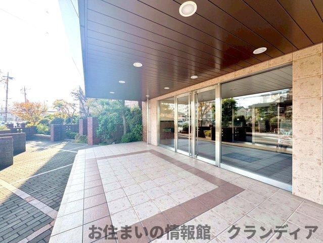 レクセルプラッツァ五反野のエントランス|ドキドキの新生活も、安心してスタート。ぴったりの住まいを見つけませんか？クランディアが一緒に住まい選びをサポートします‼　まずは、お気軽にお問合せください　＃クランディア
