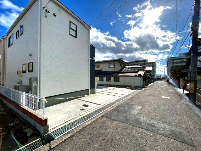 長野市上松４丁目の新築一戸建の前面道路含む現地写真