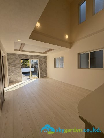 平塚市南原1丁目　新築戸建　全3棟2号棟の居間・リビング