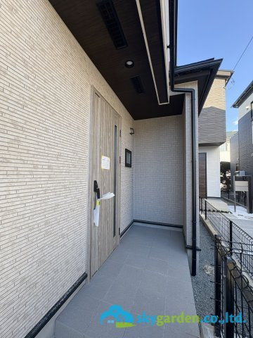 平塚市南原1丁目　新築戸建　全3棟2号棟の玄関