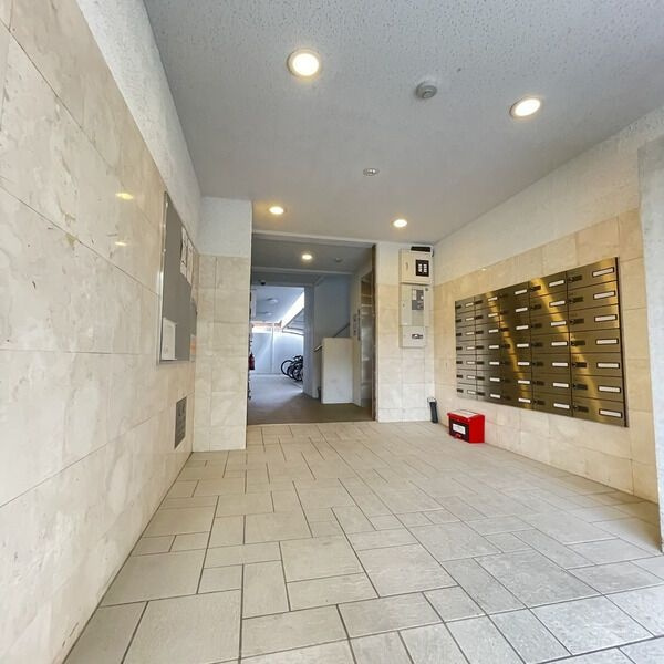 Sun State白壁のエントランス