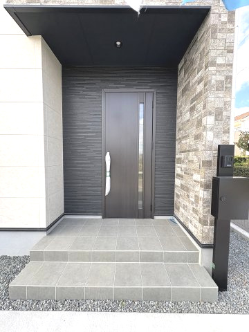 【玄関】 | 福岡市東区美和台4丁目2期　2号棟（全2棟）【仲介手数料無料・0円】 | 現地写真。