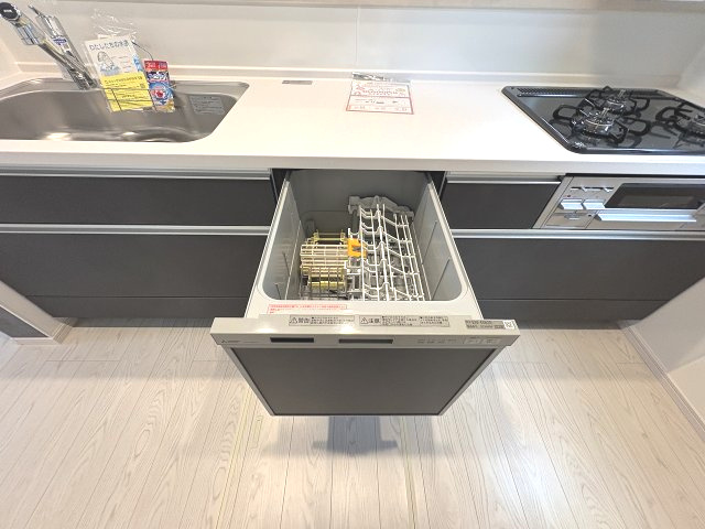 【キッチン】 | 福岡市東区美和台4丁目2期　2号棟（全2棟）【仲介手数料無料・0円】 | 現地写真。食洗器が付いてます。