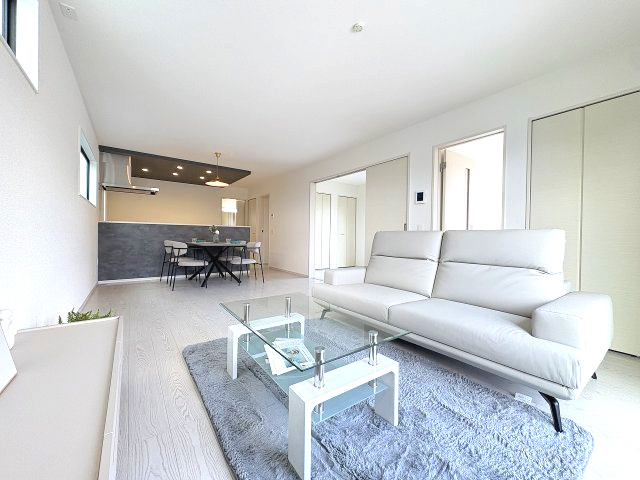 【居間・リビング】 | 福岡市東区美和台4丁目2期　2号棟（全2棟）【仲介手数料無料・0円】 | 現地写真。リビングです。