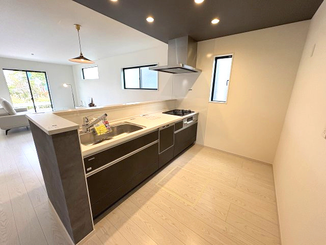 【キッチン】 | 福岡市東区美和台4丁目2期　2号棟（全2棟）【仲介手数料無料・0円】 | 現地写真。
