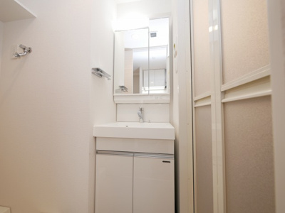 【洗面所】 | ジアコスモ京橋アクア | 明るい洗面所です