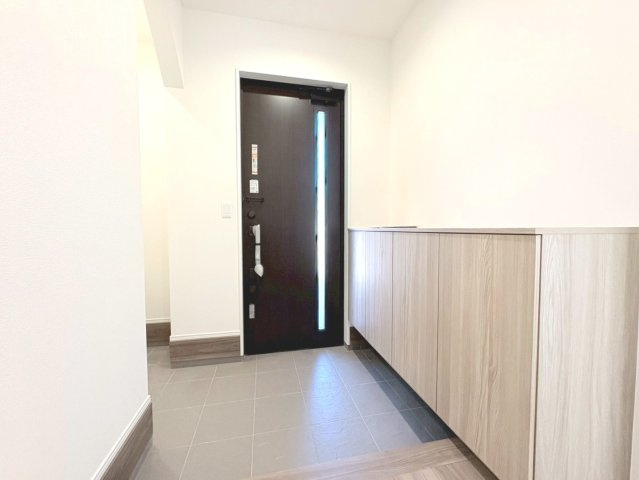 タマタウン　各務原市鵜沼西町（鵜沼小）　全4区画分譲の玄関|大容量のシューズ収納付きで玄関周りもすっきり！玄関ドアからの光が玄関ホールを明るくしてくれます。