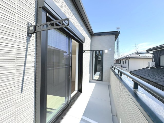 タマタウン　各務原市鵜沼西町（鵜沼小）　全4区画分譲のバルコニー|バルコニーは南向きで洗濯物もよく乾きます！強度と表面積硬度を持つFPRで防水しています。
