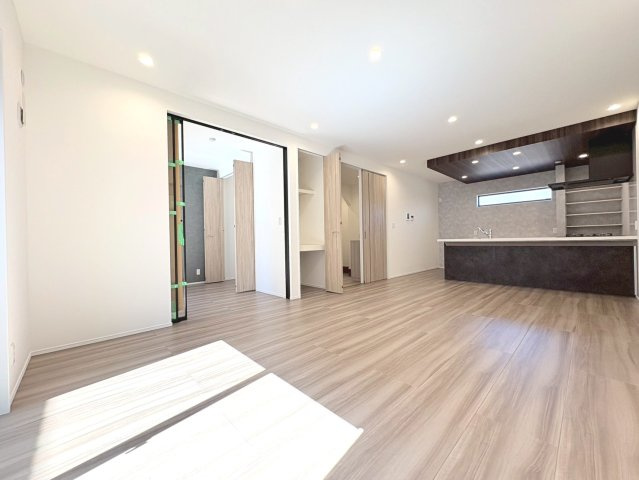 タマタウン　各務原市鵜沼西町（鵜沼小）　全4区画分譲の居間・リビング|最高級グレードの床材グラフィアート仕様。家族が増える事を考えて約20帖近くの広さにこだわっています
