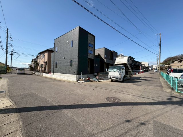 タマタウン　各務原市鵜沼小　全4区画分譲の外観|「現地（2025年12月11日）撮影」　
■全体写真　
■ヤマダ不動産　株式会社リライフ　