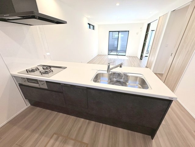 タマタウン　各務原市鵜沼西町（鵜沼小）　全4区画分譲のキッチン|カウンタースペースがついた広々キッチン。浄水器組込み水栓でシンクまわりがスッキリお使いいただけます
