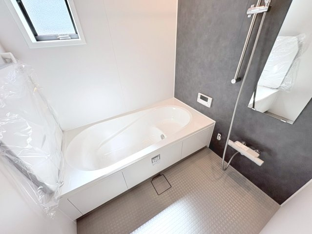 タマタウン　各務原市鵜沼西町（鵜沼小）　全4区画分譲の浴室|雨天時の洗濯物も安心な換気暖房乾燥機も完備。お子さまやお年寄りが入浴しやすい、あんしん設計です。