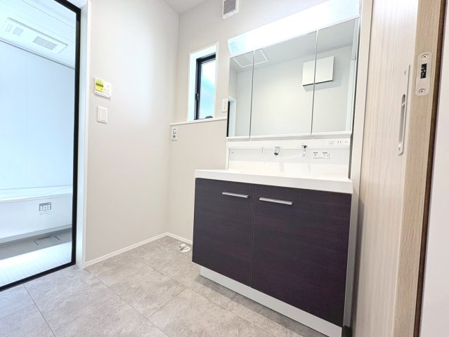 タマタウン　各務原市鵜沼西町（鵜沼小）　全4区画分譲の独立洗面台|ミラー扉の内側がすべて収納スペースになっています。女性の目線で考えた使いやすさを備えています。