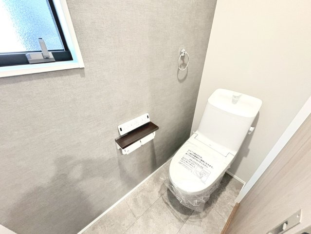 タマタウン　各務原市鵜沼西町（鵜沼小）　全4区画分譲のトイレ|超節水型の水洗トイレを標準採用。汚れが付きにくいコーティング加工で、いつでも清潔に保てる便座を装備。