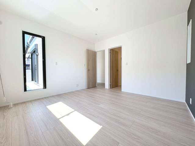 タマタウン　各務原市鵜沼西町（鵜沼小）　全4区画分譲の寝室|全居室にたっぷり収納できる大型収納を設置。窓ガラスは断熱性能や結露防止効果の高いペアガラスです。