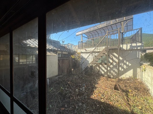 御所市古瀬　中古戸建の外観|中庭♪　離れの2階で自然の景色の中テラスバーベキューはいかがでしょうか(^^)/