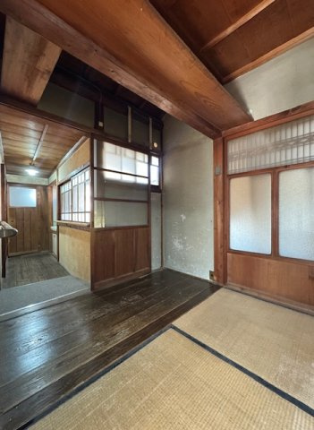 御所市古瀬　中古戸建の内装|１階♪　建具なども趣があります!(^^)!