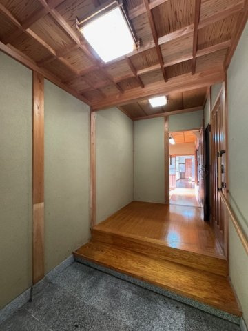 御所市古瀬　中古戸建の玄関|木の装飾が見事です!(^^)!