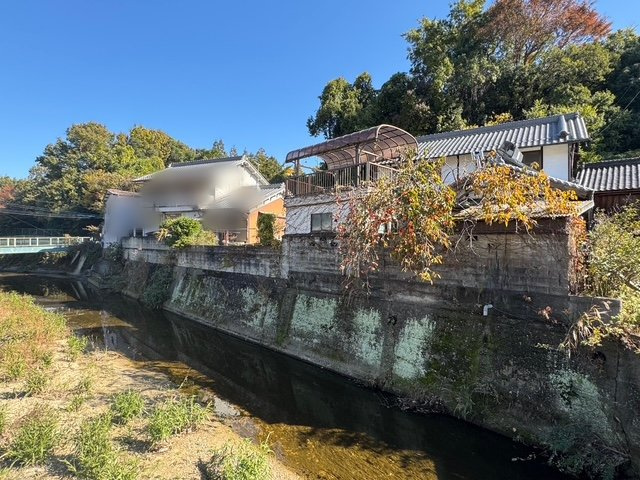 【外観】 | 御所市古瀬　中古戸建 | 吉野口駅からなんと徒歩３分の便利な立地にありながら、川と山の自然景観が広がるお家♪