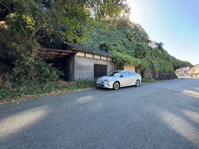御所市古瀬　中古戸建の外観|道路向かいの倉庫土地も売買対象です。