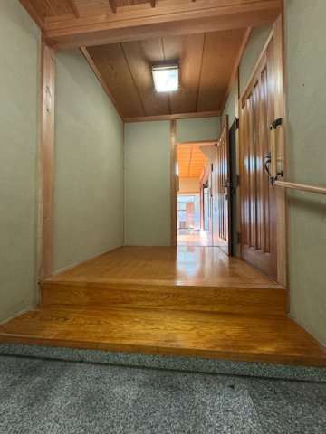 御所市古瀬　中古戸建の玄関|広々玄関!(^^)!