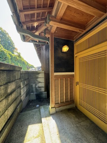 御所市古瀬　中古戸建の外観|吉野口駅からなんと徒歩３分の便利な立地にありながら、川と山の自然景観が広がるお家♪