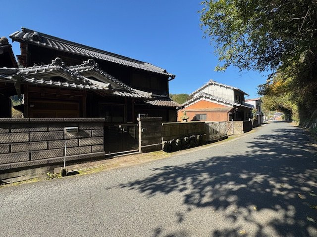 御所市古瀬　中古戸建の外観|吉野口駅からなんと徒歩３分の便利な立地にありながら、川と山の自然景観が広がるお家♪　
