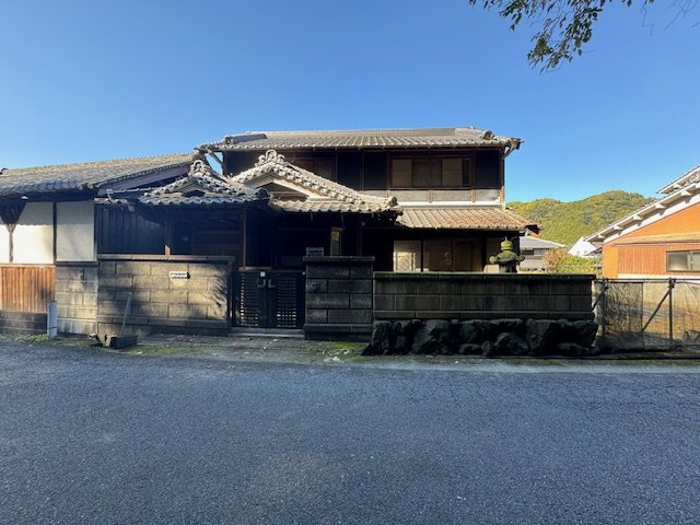 御所市古瀬　中古戸建の外観|吉野口駅からなんと徒歩３分の便利な立地にありながら、川と山の自然景観が広がるお家♪　