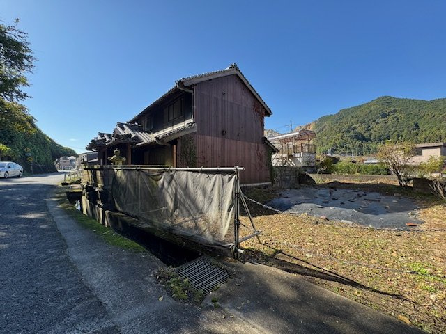 【外観】 | 御所市古瀬　中古戸建 | 吉野口駅からなんと徒歩３分の便利な立地にありながら、川と山の自然景観が広がるお家♪　