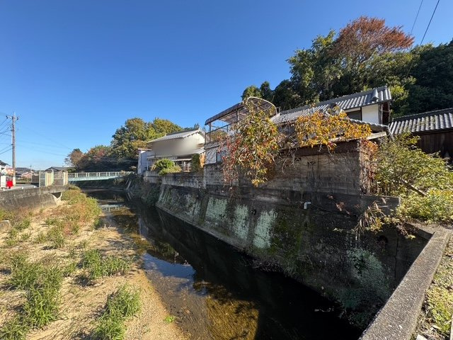 【外観】 | 御所市古瀬　中古戸建 | 吉野口駅からなんと徒歩３分の便利な立地にありながら、川と山の自然景観が広がるお家♪