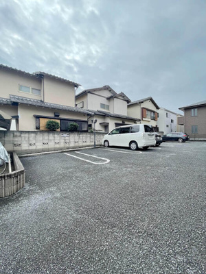 【駐車場】 | ウィスタリア | 駐車場に車を止められます