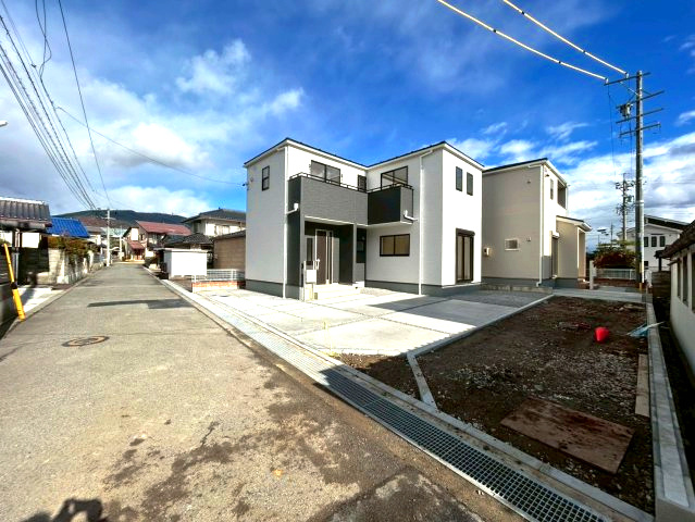 長野市上松４丁目の新築一戸建の前面道路含む現地写真