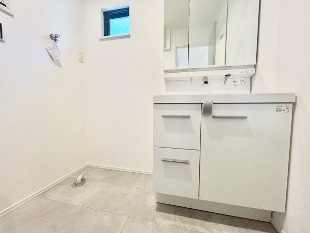 世田谷区粕谷2丁目　新築戸建　全2棟の独立洗面台|清潔感があり収納も豊富な洗面化粧台は、毎朝の準備に役立ちます。