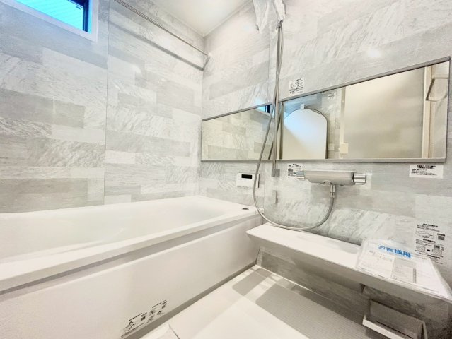 世田谷区粕谷2丁目　新築戸建　全2棟の浴室|追い焚き機能付きのため、帰りが遅くなった日にも温かい湯船に浸かって疲れを癒すことができます。