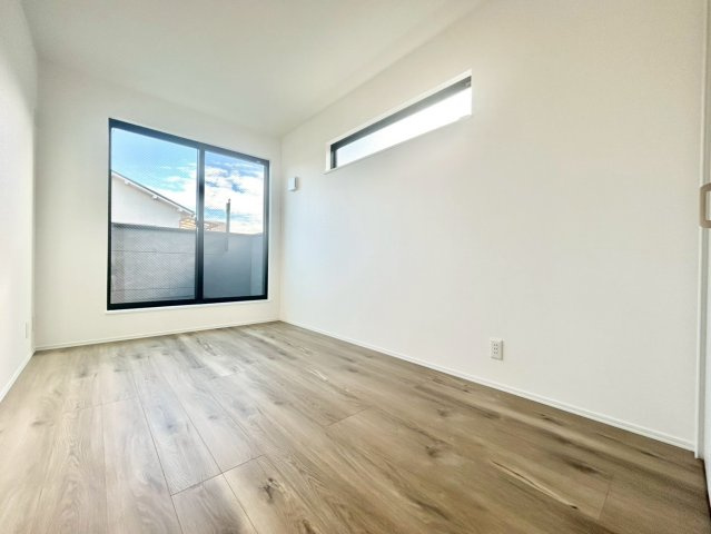 世田谷区粕谷2丁目　新築戸建　全2棟の洋室|大きな窓からたっぷりと陽光が注がれる明るい居室。一日の疲れを癒し、時を忘れて過ごせる空間です！