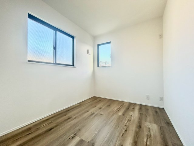 世田谷区粕谷2丁目　新築戸建　全2棟の洋室|2面採光のため、通風や採光性を高めてくれます。明るく開放的で快適な居住空間を実現！