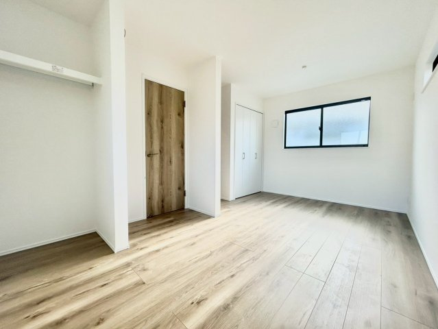 世田谷区粕谷2丁目　新築戸建　全2棟の洋室|木目調で落ち着いた雰囲気の内装は、どんなインテリアにも合わせやすいデザイン。