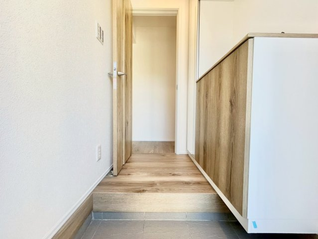 世田谷区粕谷2丁目　新築戸建　全2棟の玄関|玄関横にはシューズボックスがついているため、片付いた玄関がキープできます！