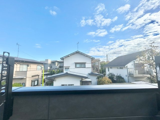 世田谷区粕谷2丁目　新築戸建　全2棟のバルコニー|大きな空に包まれて、太陽の光をたっぷりと浴びながら過ごす毎日は、自然と家族の笑顔で溢れます。