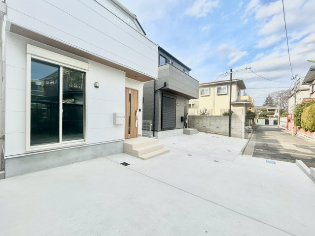 世田谷区粕谷2丁目　新築戸建　全2棟の外観|カースペースもしっかり確保。車での移動が欠かせないファミリーにも嬉しいプランです。