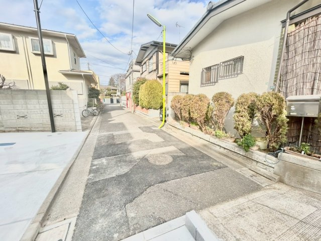世田谷区粕谷2丁目　新築戸建　全2棟の前面道路含む現地写真|良好な住環境が守られてきた、第一種低層住居専用地域の住宅街です。